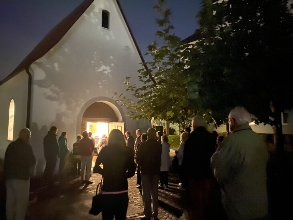 Abendlicher Anlass vor der Marienkapelle in Gossau