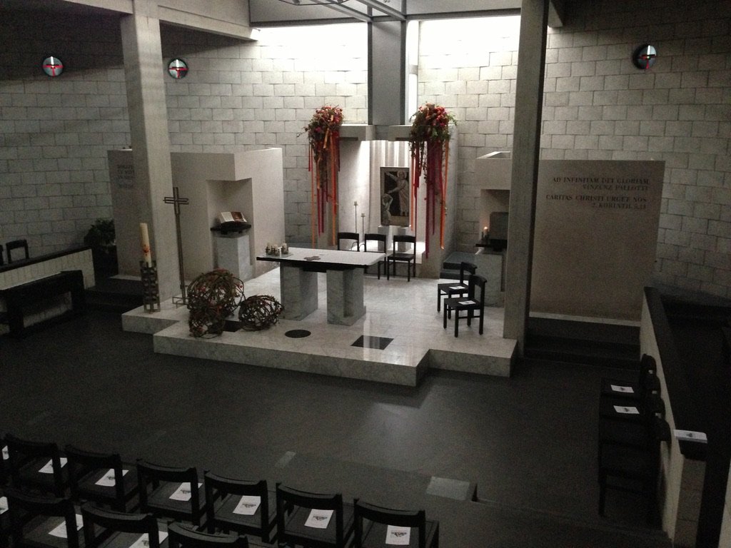 Kirchenraum mit dem Leitwort «Caritas Christi urget nos»