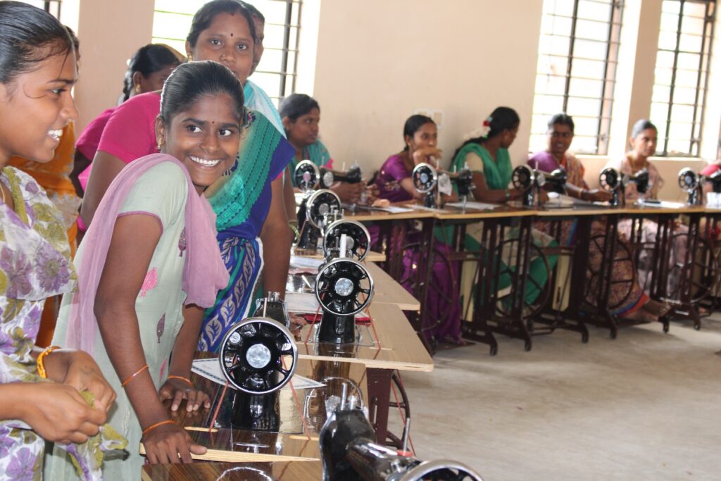 Frauen in der Nähschule in Indien