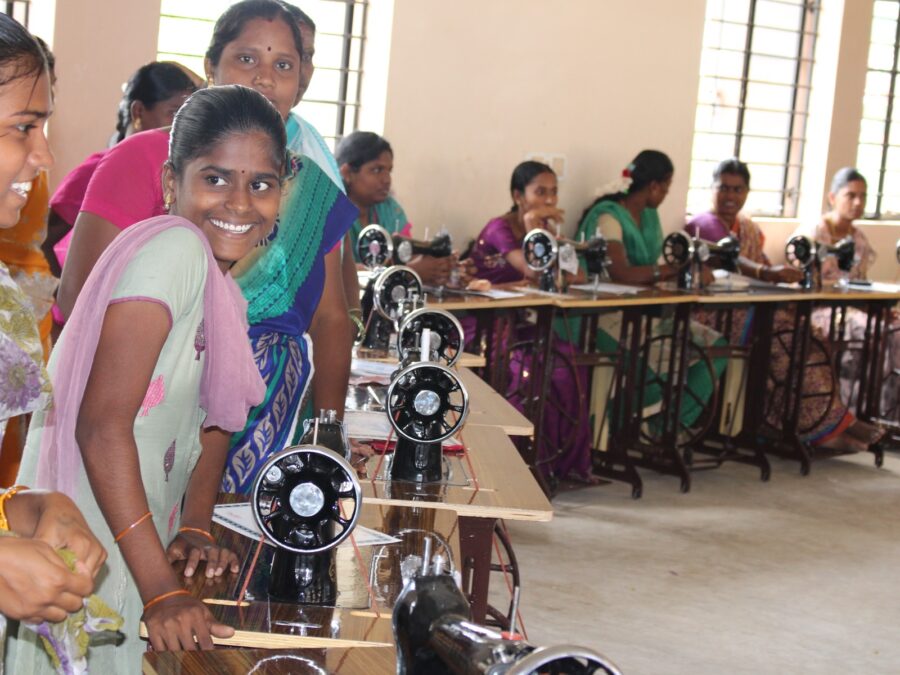Frauen in der Nähschule in Indien