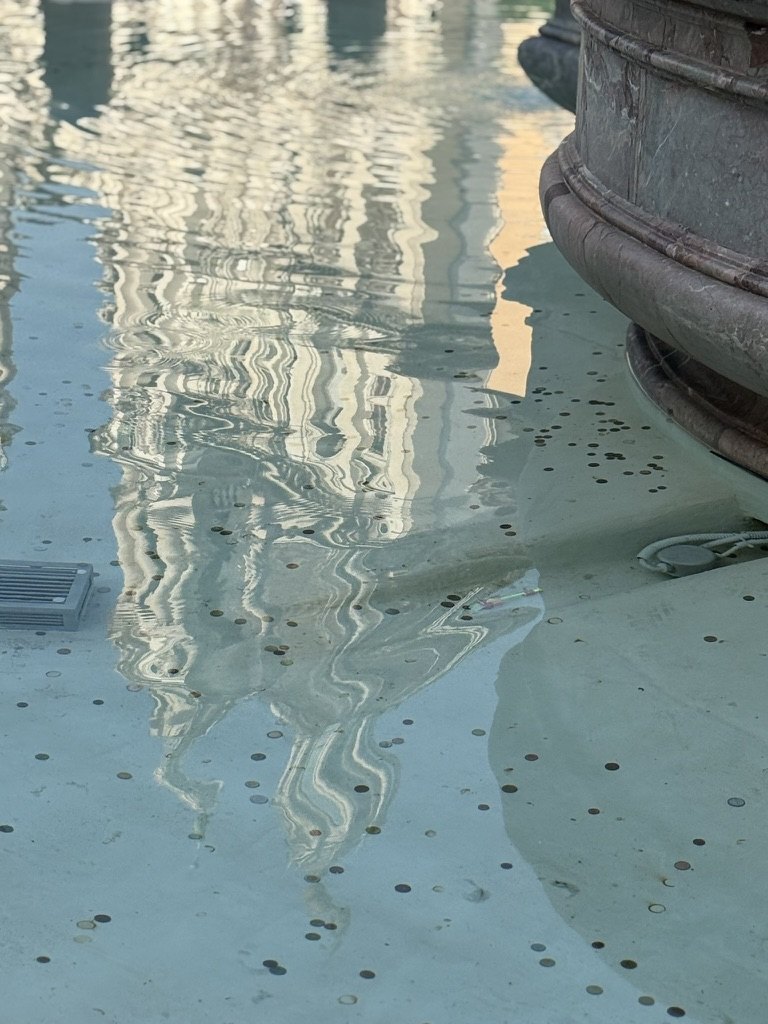 Spiegelung im Wasser eines römischen Brunnens