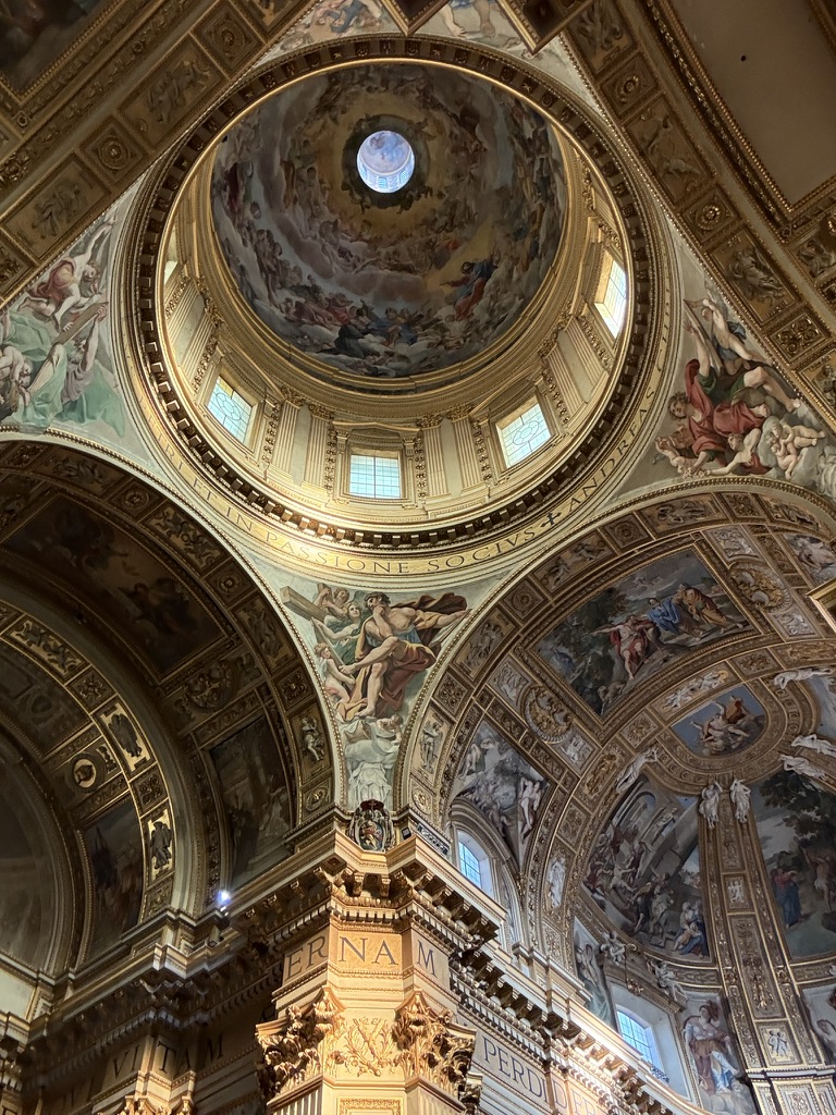 Blick hinauf in eine bemalte Kirchenkuppel in Rom