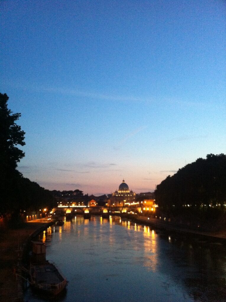 Abendhimmel über dem Tiber mit der Kuppel von St. Peter